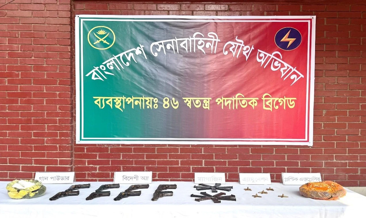 বিমানবন্দর রেলওয়ে স্টেশনে সেনাবাহিনীর বিশেষ অভিযান: ৮টি বিদেশী অস্ত্র ও বিস্ফোরক জব্দ